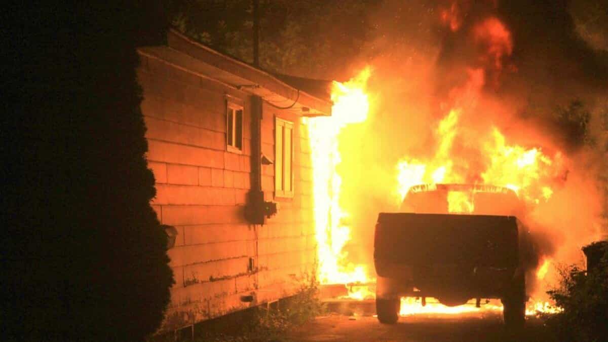 Il allume un feu pour «se réchauffer» et incendie une auto