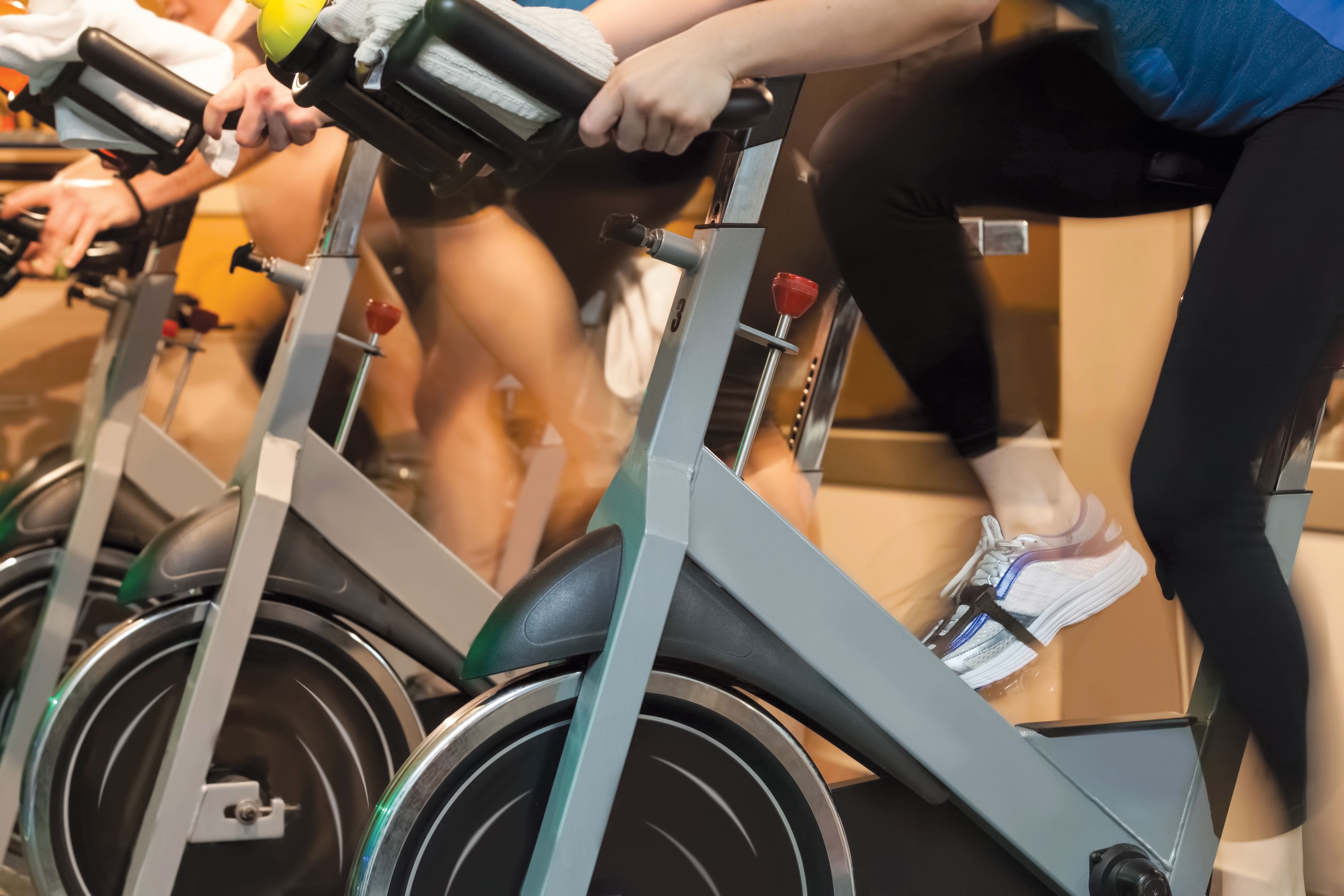 Abonnement gratuit contre travail : cette pratique des studios de yoga et de spinning fait controverse