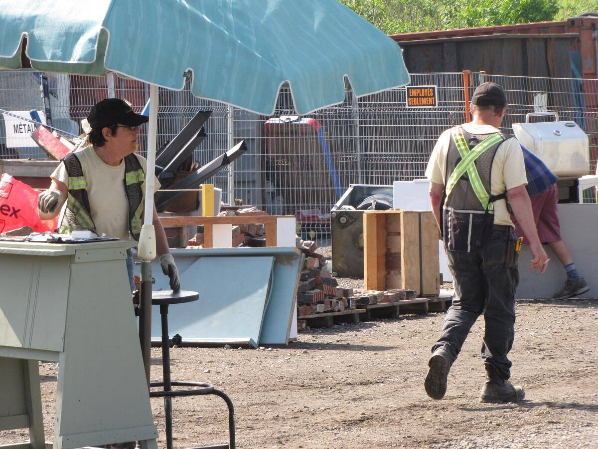 Montréal horaires réduits dans les écocentres malgré les files  TVA