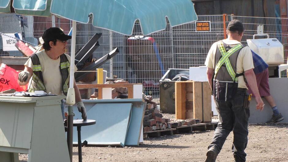 Montréal horaires réduits dans les écocentres malgré les files TVA
