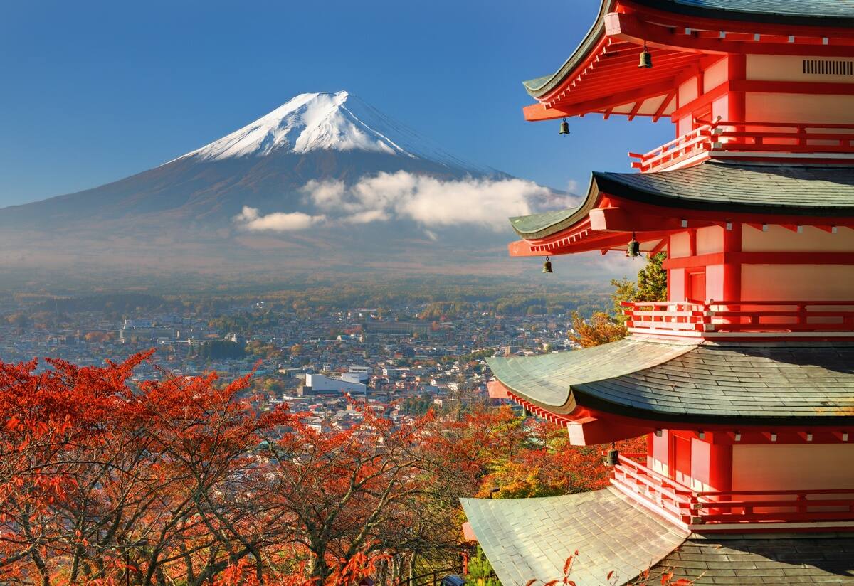 Le mont Fuji vu depuis l'arrière de la pagode Chureito.