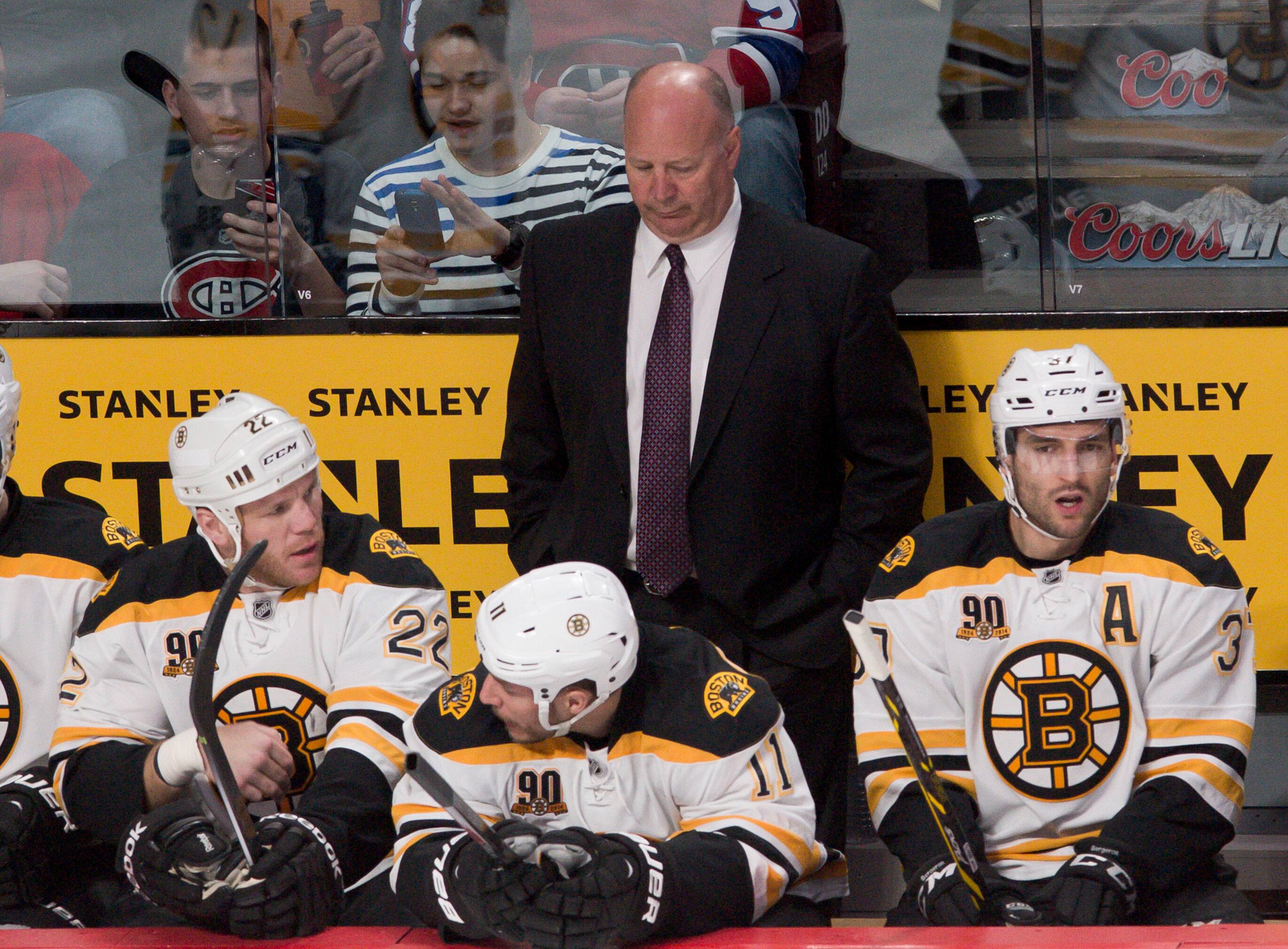 Derrière le banc des Bruins de Boston, Claude Julien e dirigido por Patrice Bergeron de 2007 a 2017.