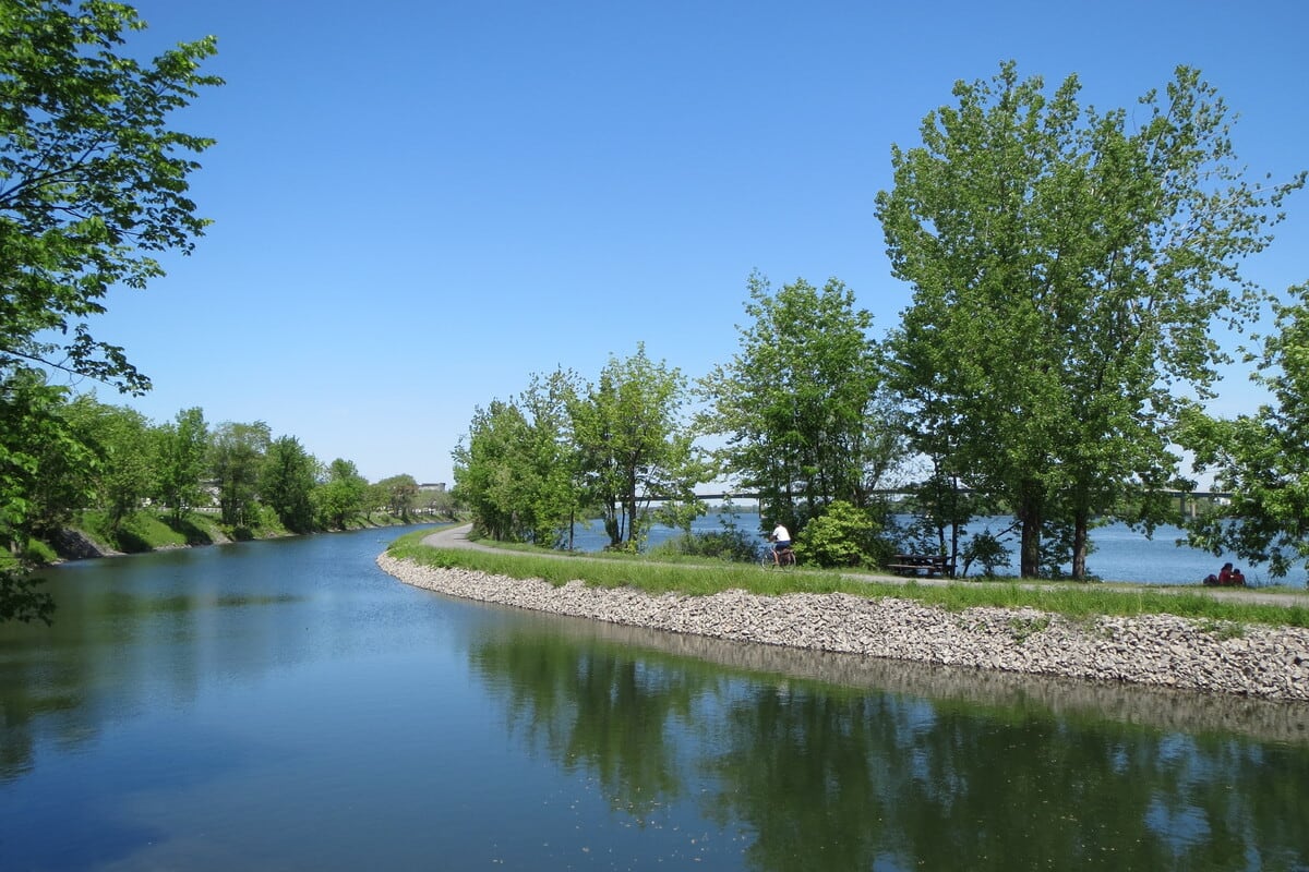 Mort d&rsquo;un cycliste tomb&eacute; dans le Canal-de-Chambly: une coroner recommande l&rsquo;installation de barri&egrave;res