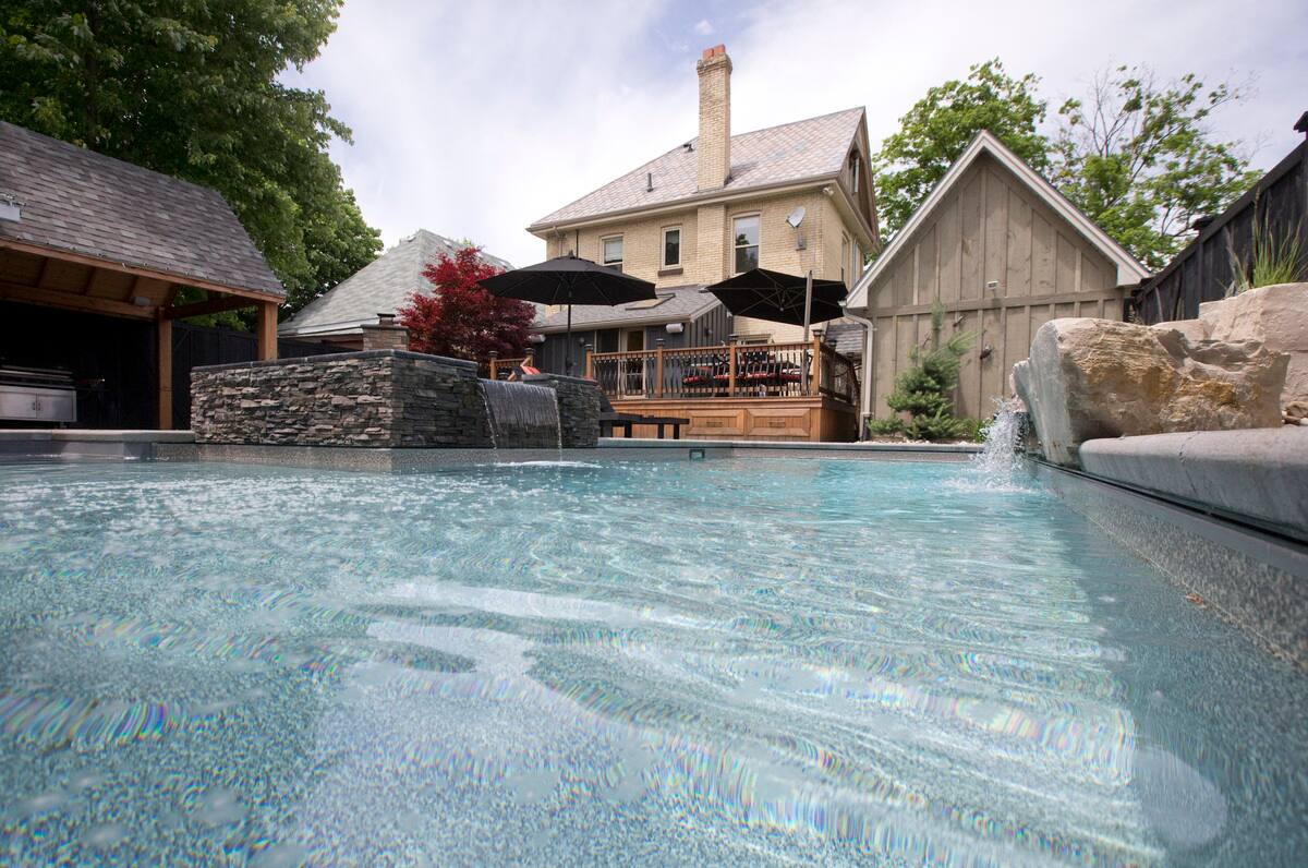 Understanding the Causes of Chlorine Odor and Irritated Eyes After