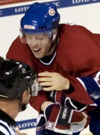 O mal foi lançado em Saku Koivu na estreia da série de 2006, quando foi atingido pelo bastão de Justin Williams, de Hurricanes. OLIVIER JEAN/LES ARCHIVES/LE JOURNAL DE MONTREAL/AGENCE QMI