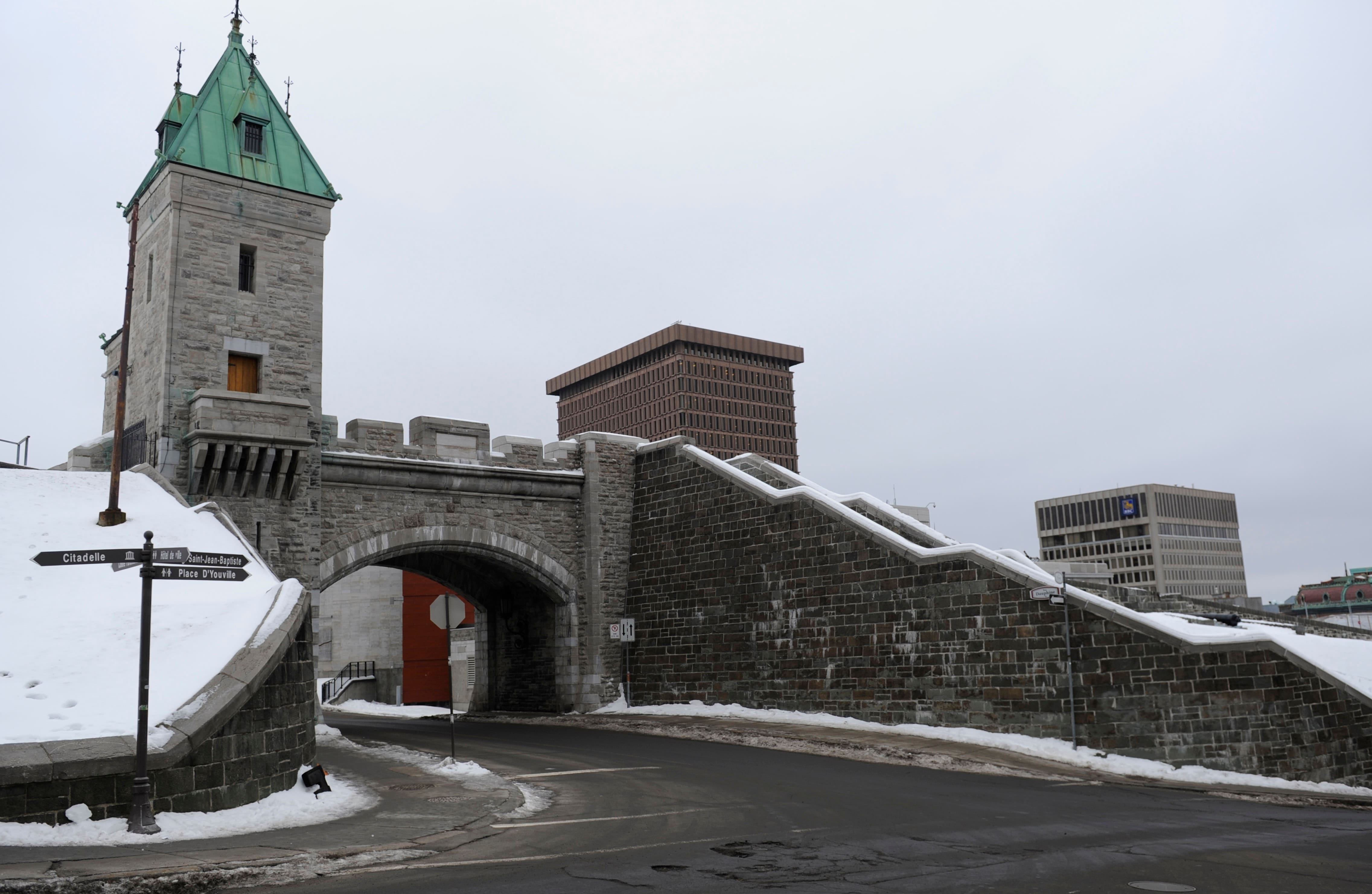 Des touristes américains réclament 25,5 M$ au gouvernement fédéral pour la chute de leur adolescent au bas des fortifications du Vieux-Québec