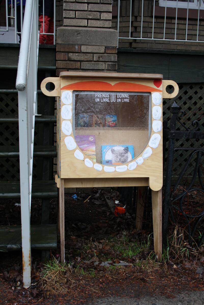 Un a&icirc;n&eacute; d&eacute;posait des revues pornographiques dans un croque-livres