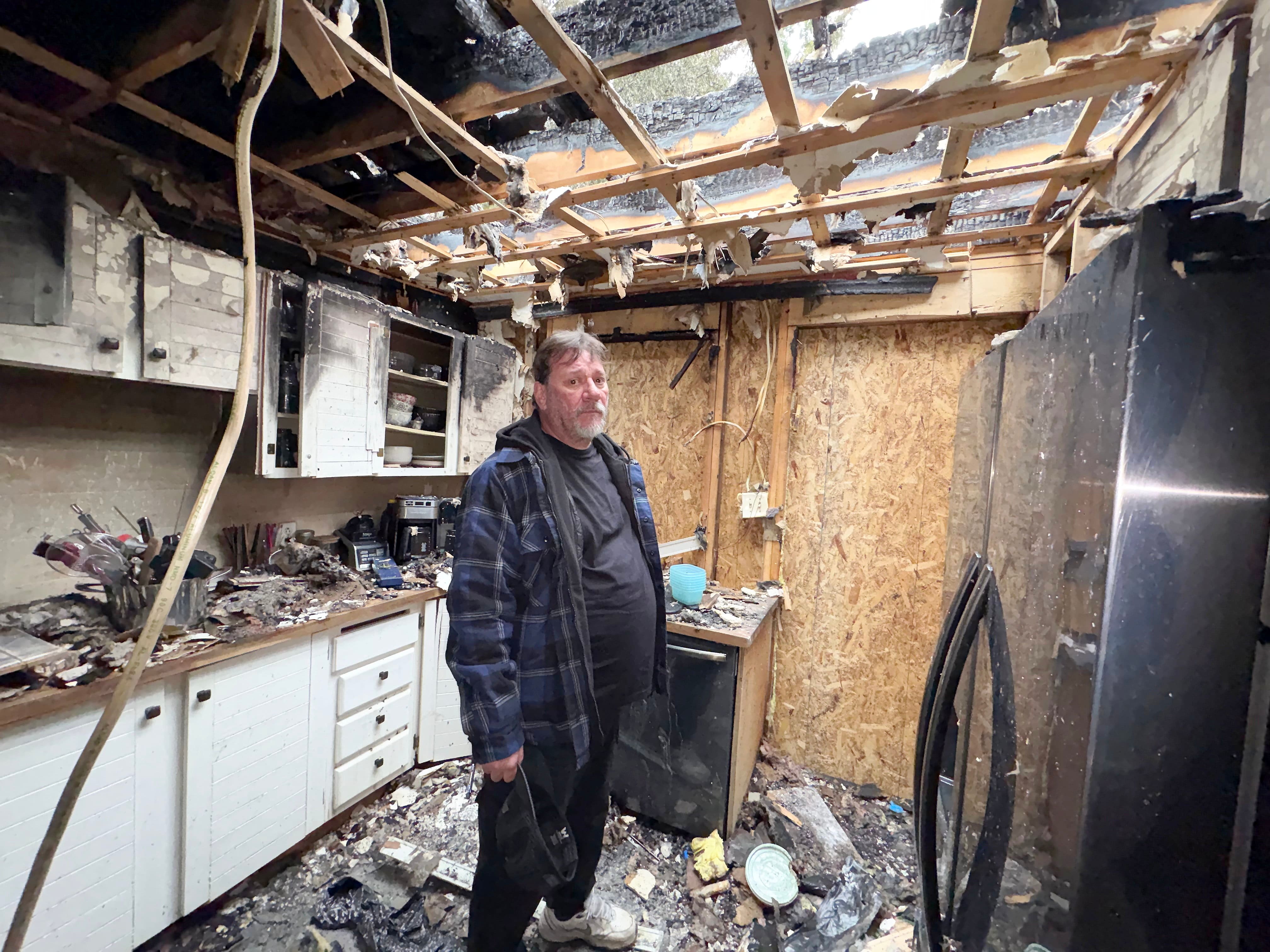 «La vie me lâche pas, on dirait»: un père de famille dévasté après avoir tout perdu dans un violent incendie