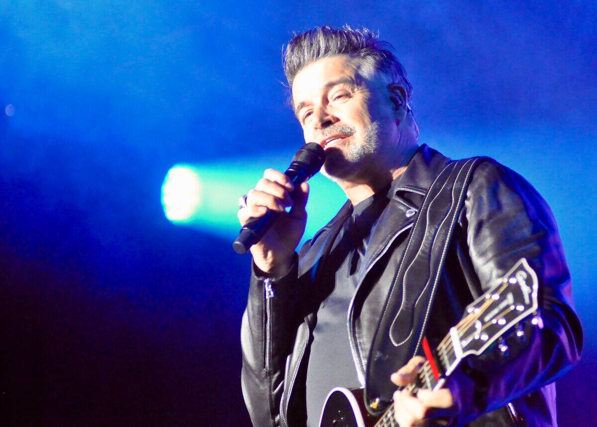 Roch Voisine y sus músicos lanzaron su concierto, el miércoles por la noche, en lugar de George-V, en modo rock.