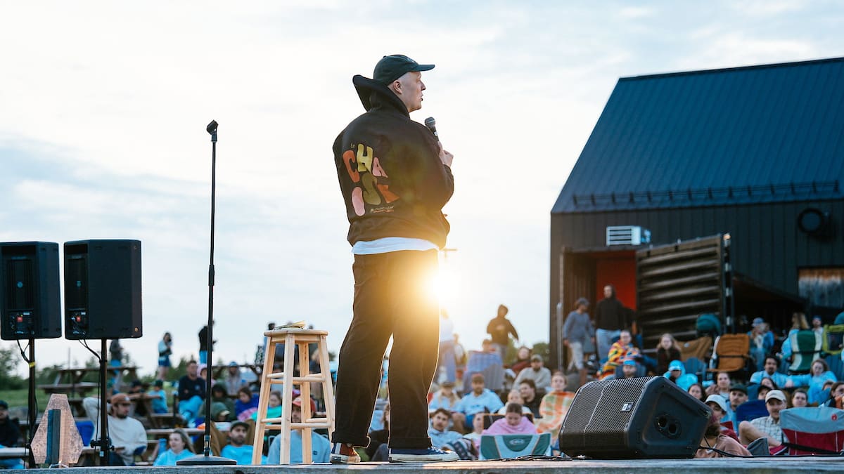 «C’est comme la plus belle job d’été pour moi»: L’humoriste Charles Pellerin présente depuis cinq ans le «Chaise Pliante Tour» à travers le Québec