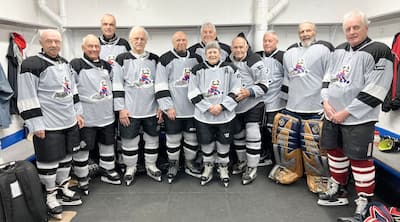 Ginette Hatin jogou pela equipe dos Gris na Ligue de hockey Les Sages Rive-Sud, em Longueuil. De gauche à droite: Claude Thibault, Jean-Paul Hébert, Steve Russell (na parte traseira), Jean-Paul Dulude, Jean Lapointe, Ginette Hatin, Alain Thibodeau (na parte traseira), Normand Hébert, Raymond Bouchard, André Ménard (gardien) e Mike Wright.