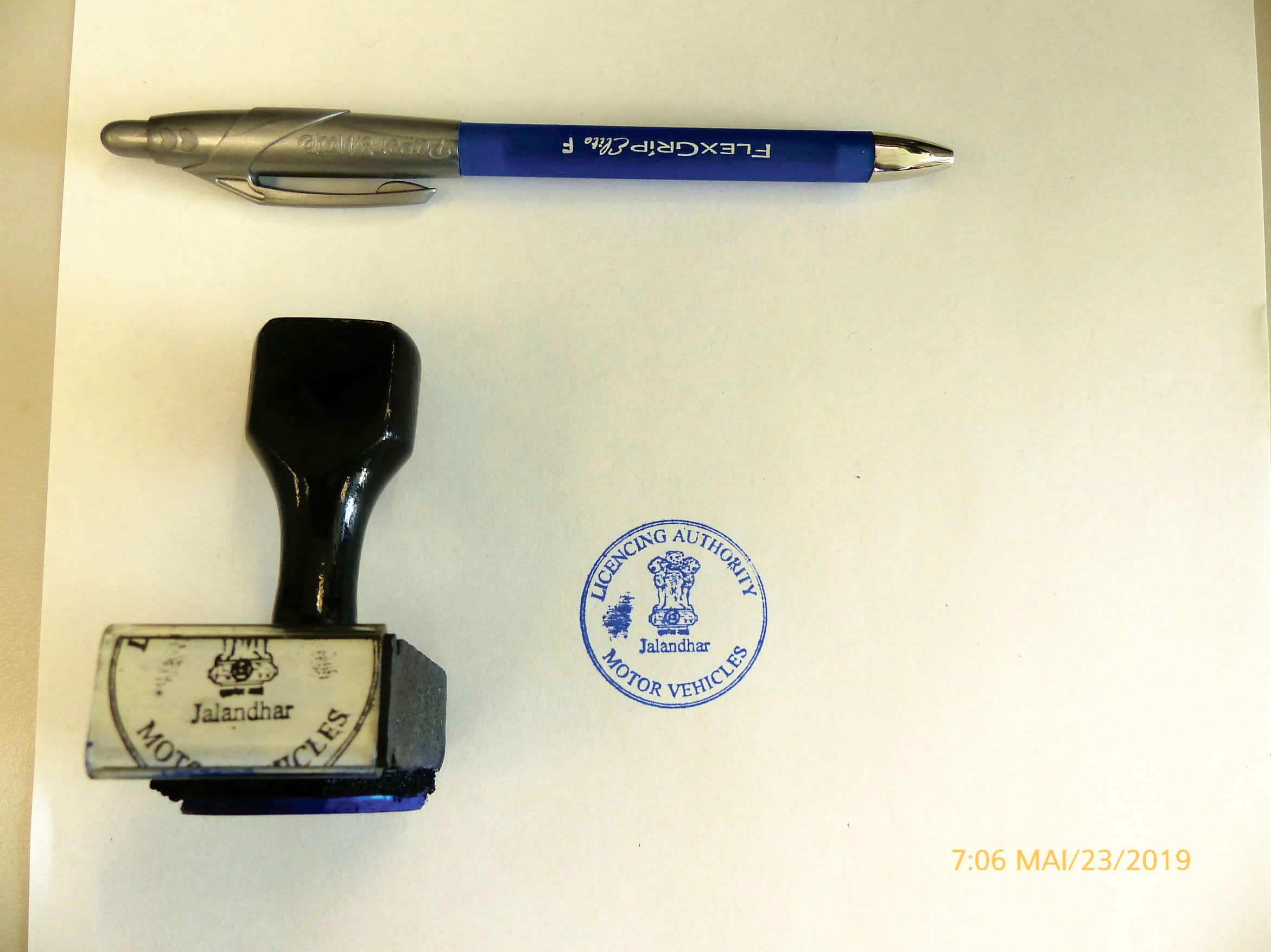 Les policiers ont retrouvé plusieurs estampes qui servent à reproduire des documents officiels indiens ou pakistanais.