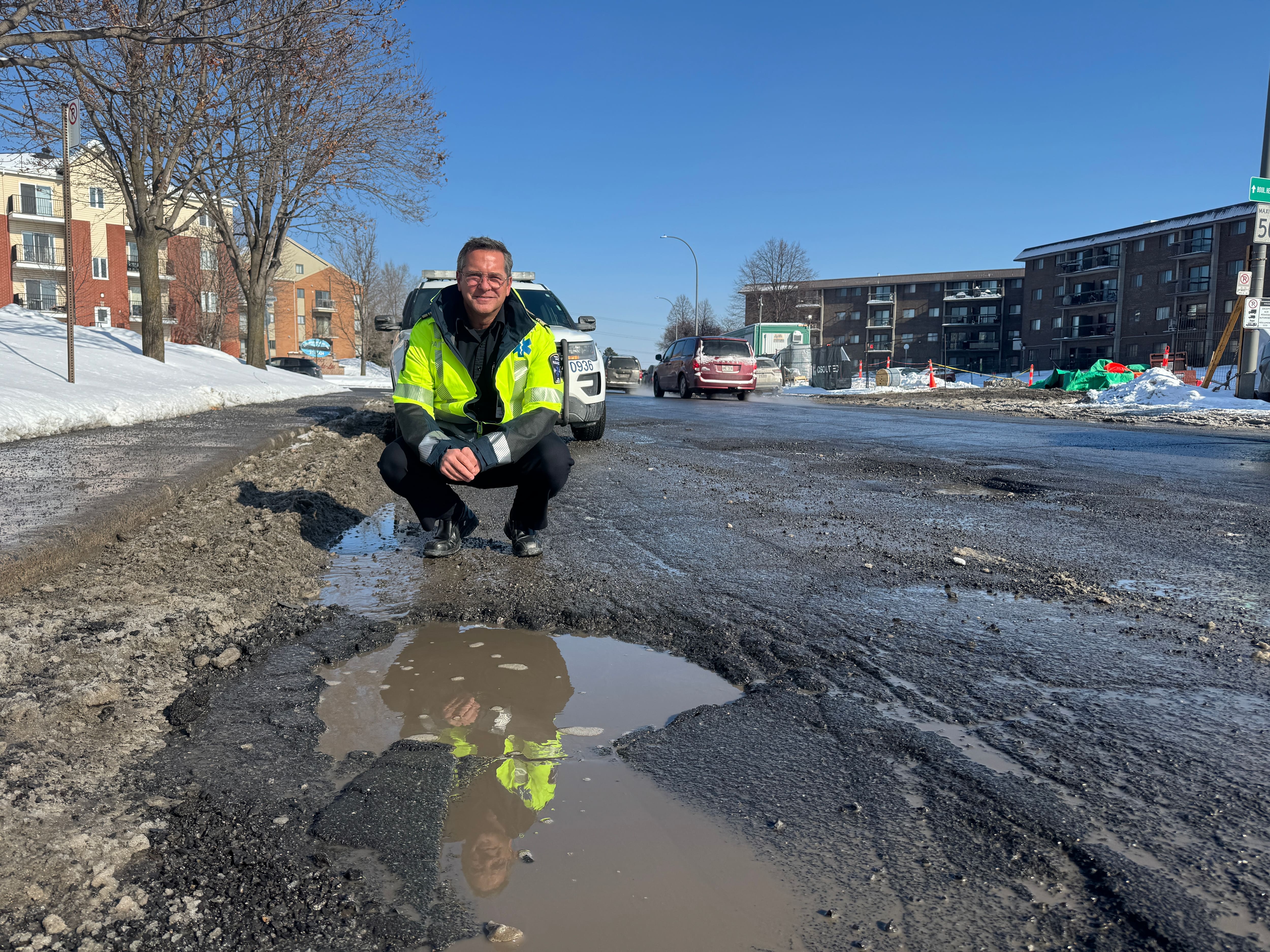 Prolifération de nids-de-poule: les ambulanciers forcés de ralentir pour préserver la santé des patients