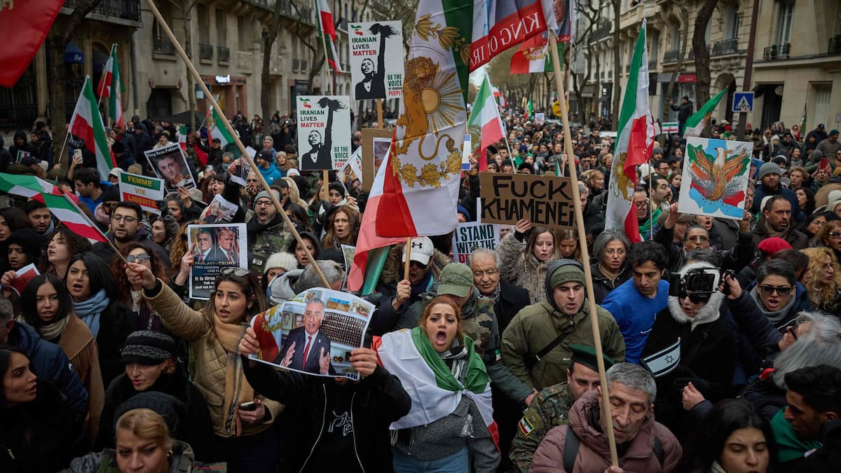 L'Iran se dit prêt à la guerre, des milliers de manifestants à Téhéran