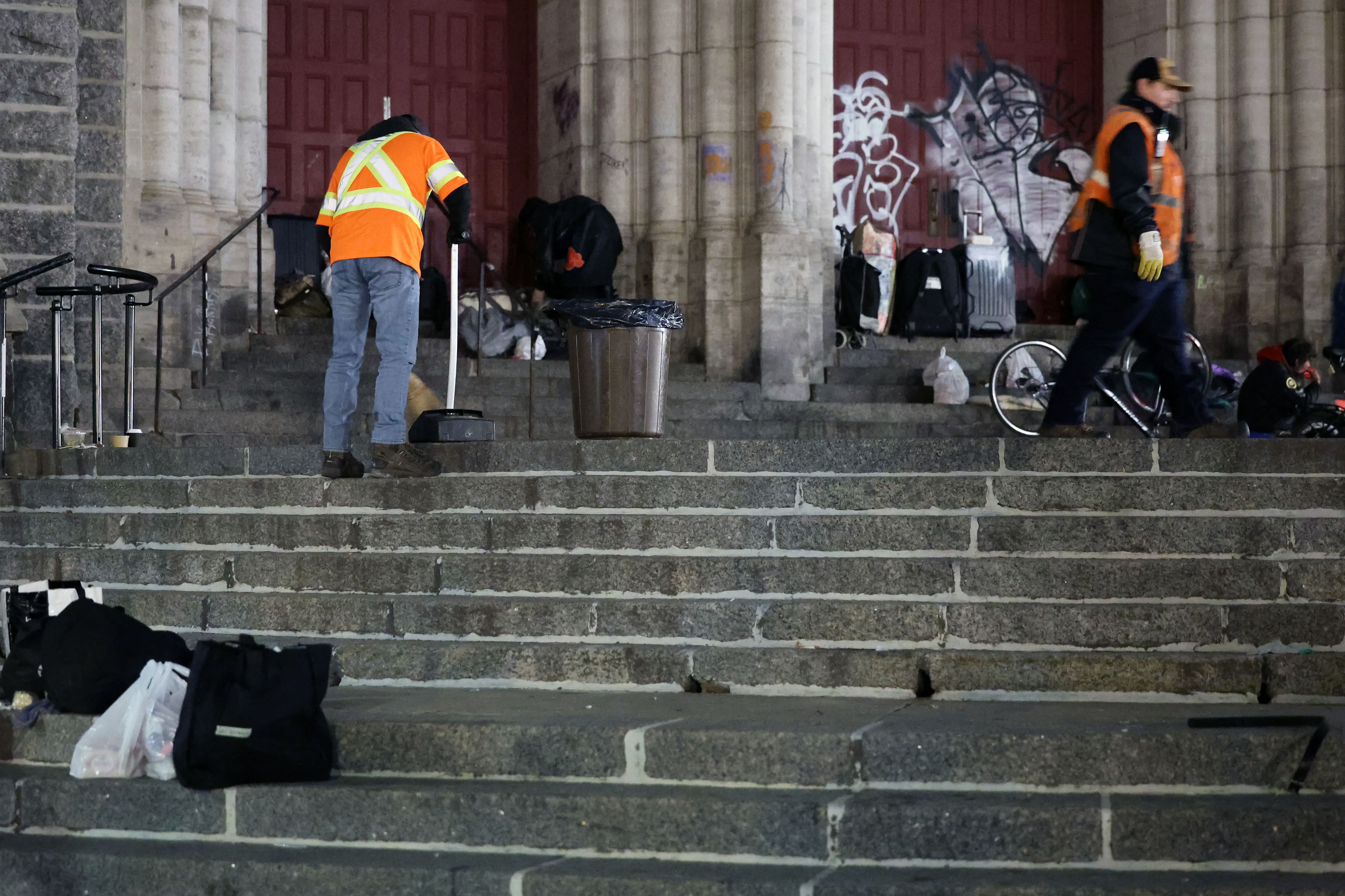 Après le passage du Marginal, c'est l'heure du nettoyage. Les employés de la Ville ramassent les déchets et vident les poubelles.