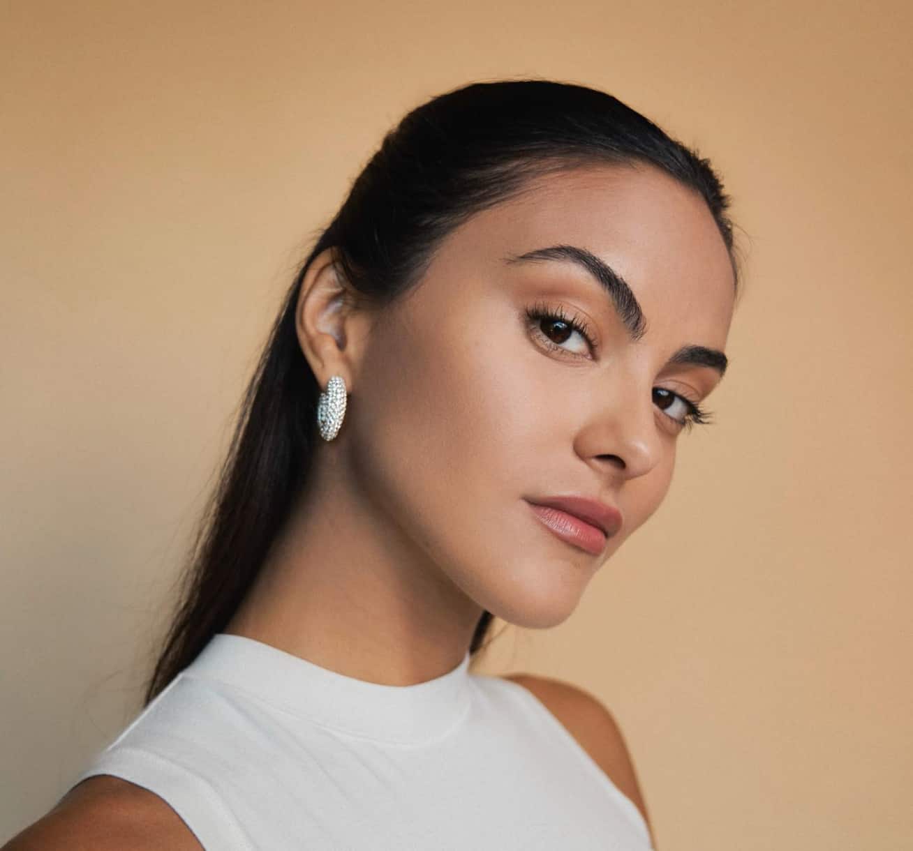 Camila Mendes ose une robe déchirée révélatrice