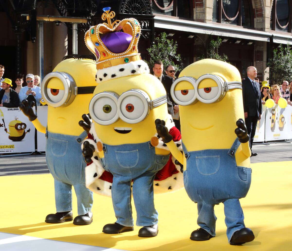 Des ados en costume-cravate interdits d'acc&egrave;s pour le film &laquo;Minions&raquo;