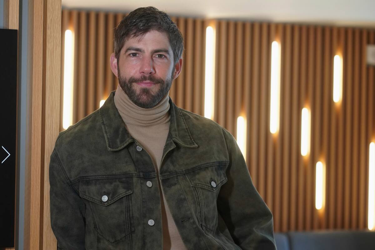 Il remet les pendules à l'heure