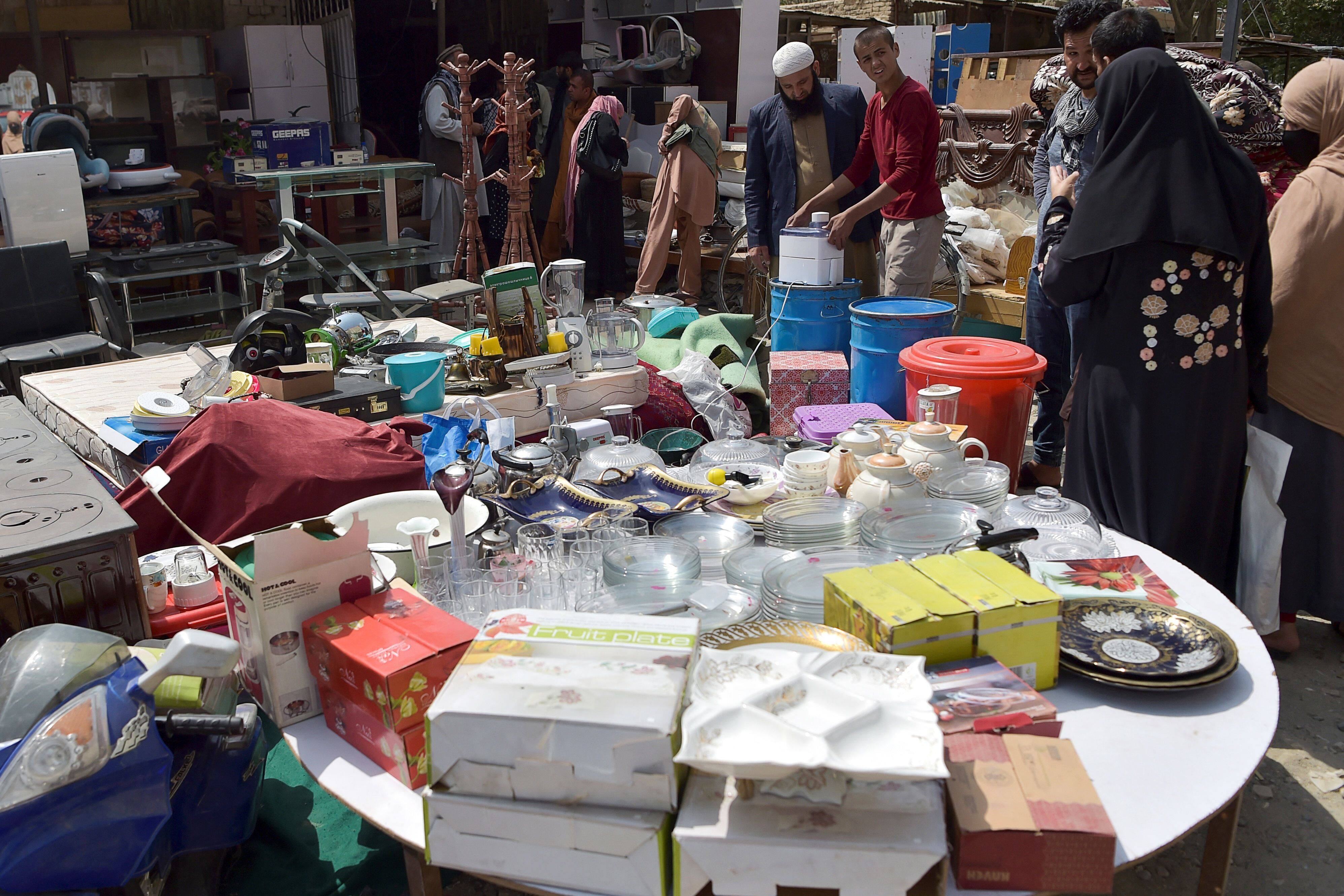 Des Afghans vendent leurs biens pour fuir ou survivre