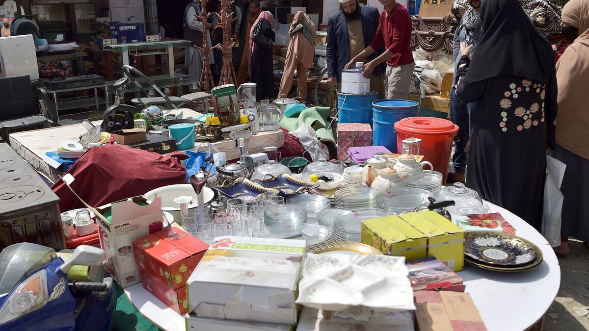 Des Afghans vendent leurs biens pour fuir ou survivre