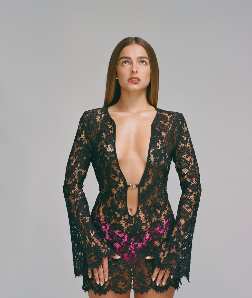 Addison Rae en corset sous une robe diaphane