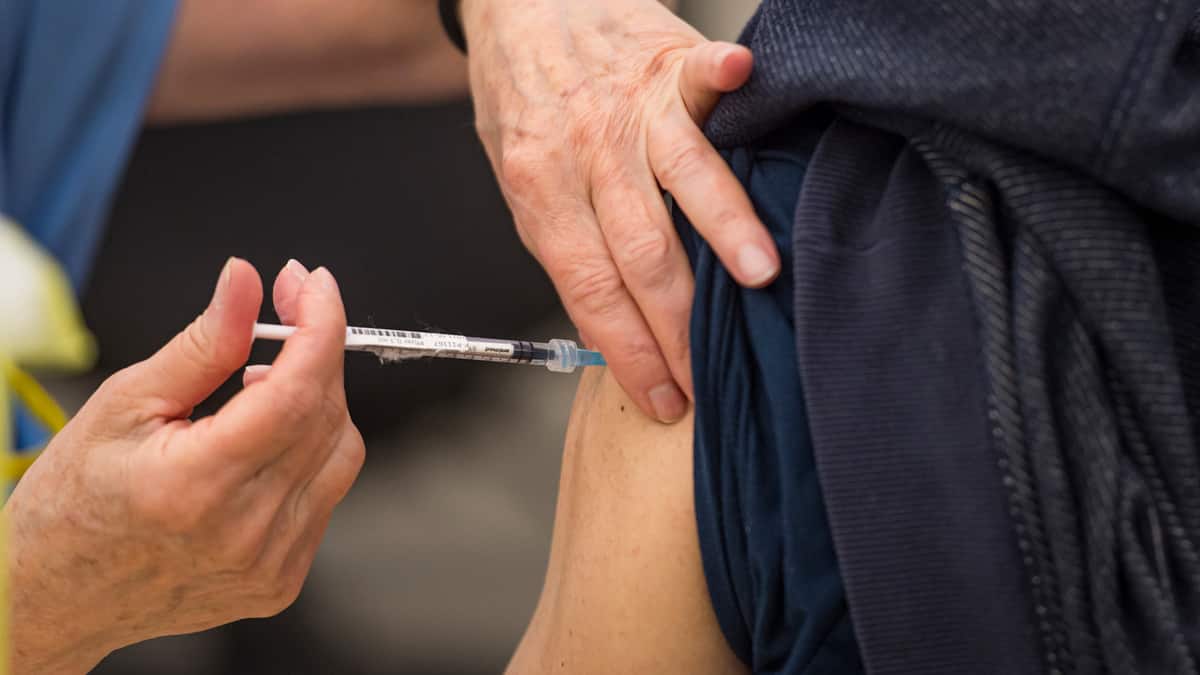 Une 3e dose de vaccin pour tous les Américains? Des experts invités à trancher