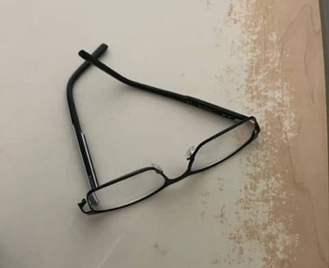 According to Frédérick Dubois, the police officers of the SPVQ broke his glasses during the muscular intervention.