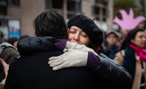 Plusieurs personnes se sont réunies dans la cour de l’école F.A.C.E, à Montréal, pour prendre part à la marche en mémoire de Romane Bonnier et contre la violence faite aux femmes, le samedi 30 octobre 2021. THIERRY LAFORCE/AGENCE QMI