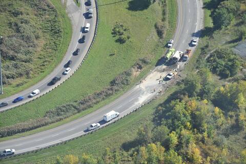 A-640 ouest: un poids lourd se renverse et provoque un bouchon monstre