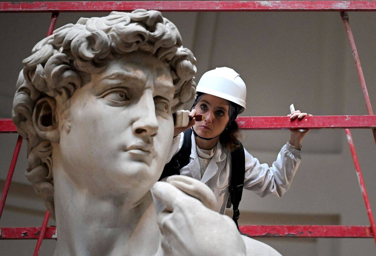 La restauratrice personnelle du David de Michel-Ange le nettoie au ...