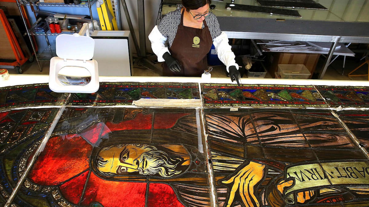 EN PHOTOS | Voici comment les vitraux encrassés de Notre-Dame de Paris sont restaurés