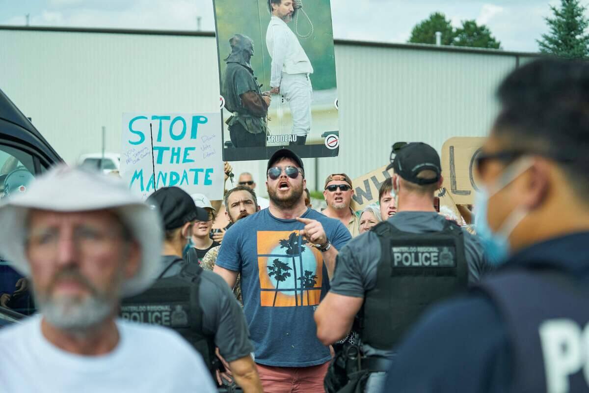 [PHOTOS] Une foule enragée contre Trudeau se pointe encore le nez en ...
