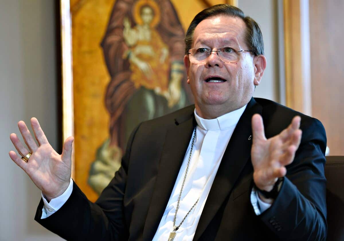Portrait du cardinal Gérald Cyprien Lacroix, de Québec, en septembre 2022. Il s'agit de la première fois que son image est utilisée dans une tentative de fraude, selon son organisation.