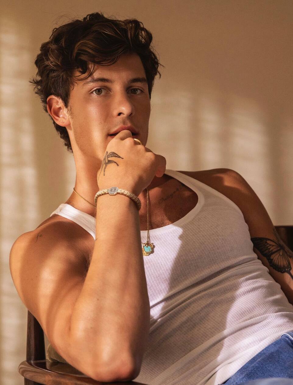 Shawn Mendes est «WOW» dans un look romantique