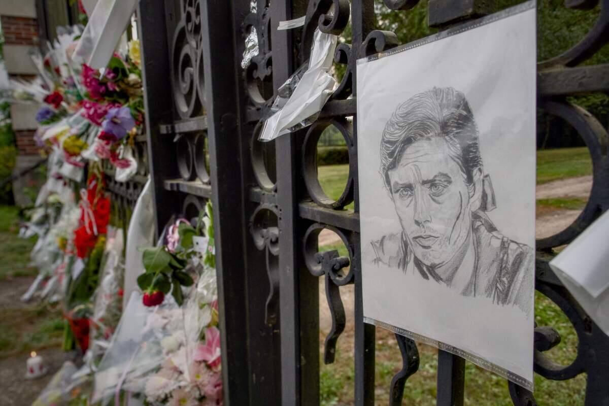 フランス：土曜日、カメラから遠く離れた小グループでアラン・ドロンの葬儀が行われた