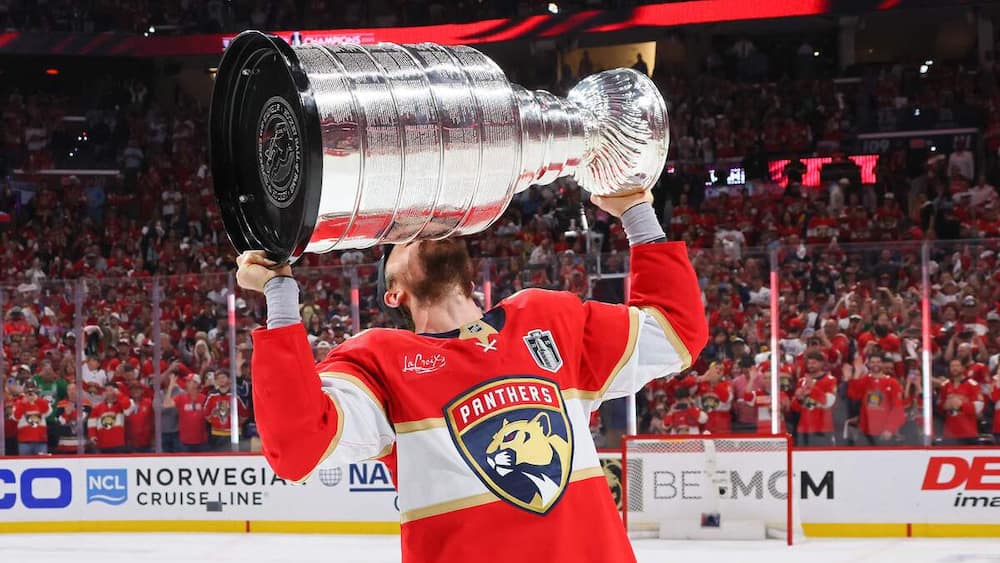 «Je ne partirai pas!» : Sam Bennett rassure les partisans des Panthers