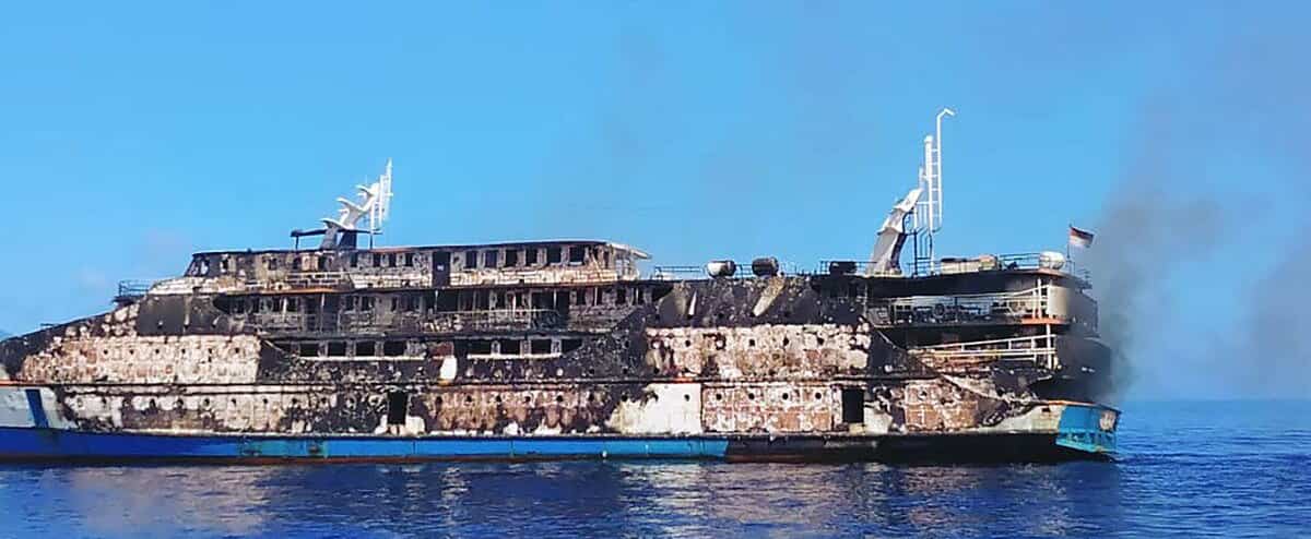 Incendio a bordo di un traghetto indonesiano: 274 persone salvate, 1 disperso Incendio a bordo di un traghetto indonesiano: 274 persone salvate, 1 disperso