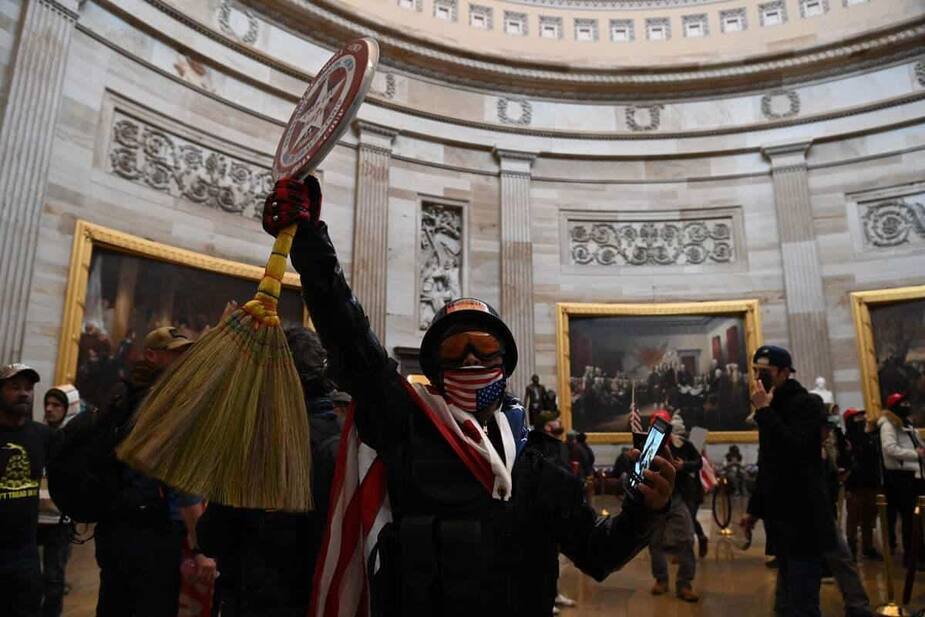 Image principale de l'article Les partisans de Trump envahissent le Capitole