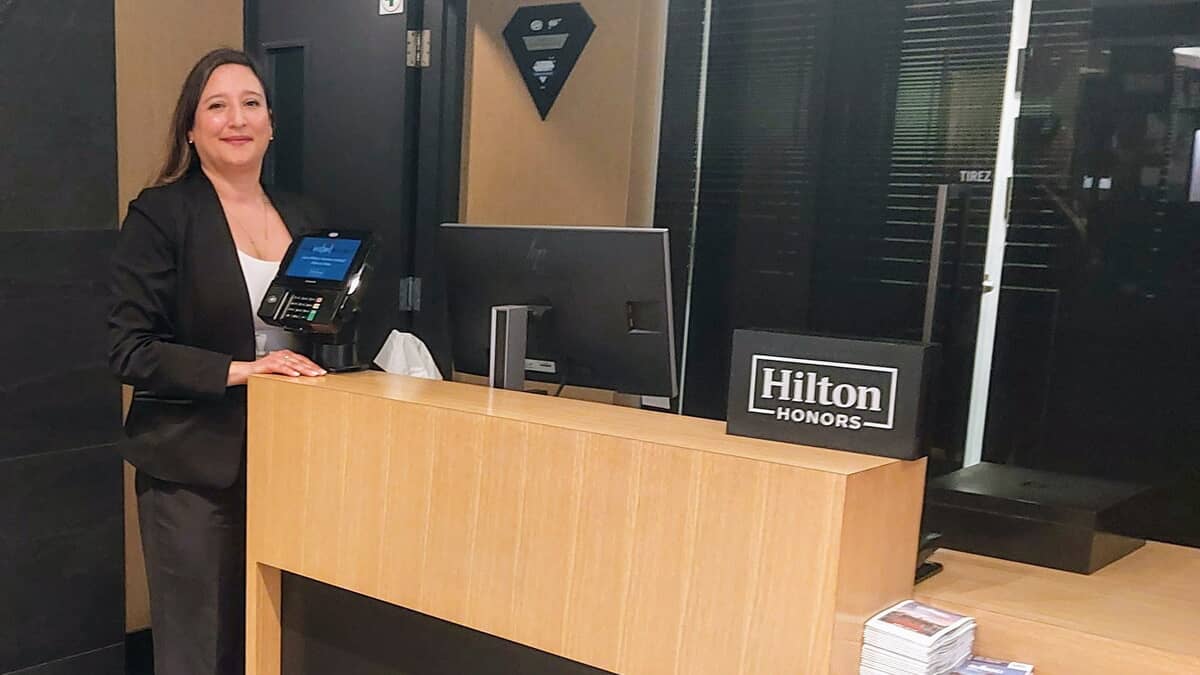 «Arrêtez de nous mettre des bâtons dans les roues!»: pénurie d’employés dans les hôtels du Québec cet été