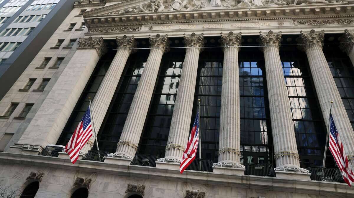 Wall Street termine en hausse et mise sur une courte récession