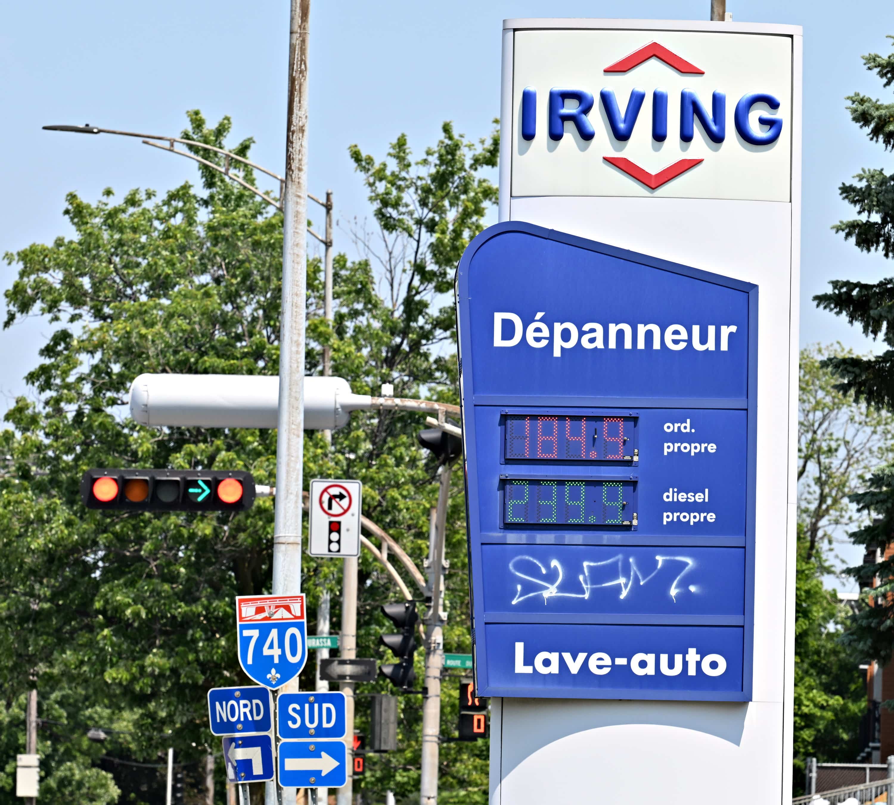 En début de journée lundi, le prix de l'essence pouvait même monter jusqu'à 1,96 à certains endroits comme du côté de L'Ange-Gardien
