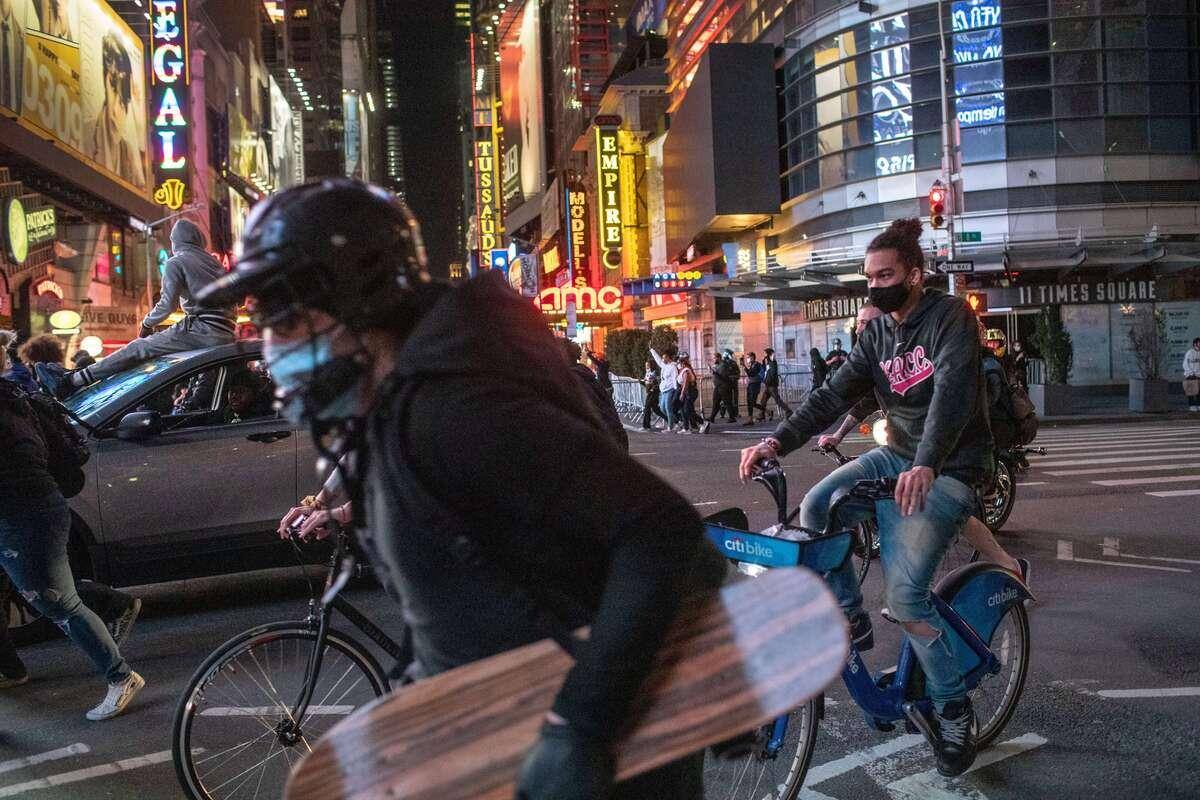 Couvre-feu étendu pour mardi à Manhattan | TVA Nouvelles