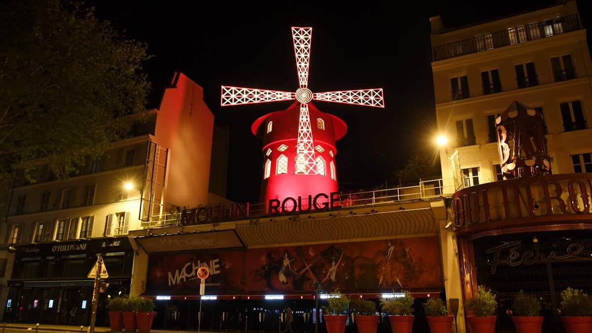 À Paris, le Moulin Rouge accueille ses nouvelles ailes