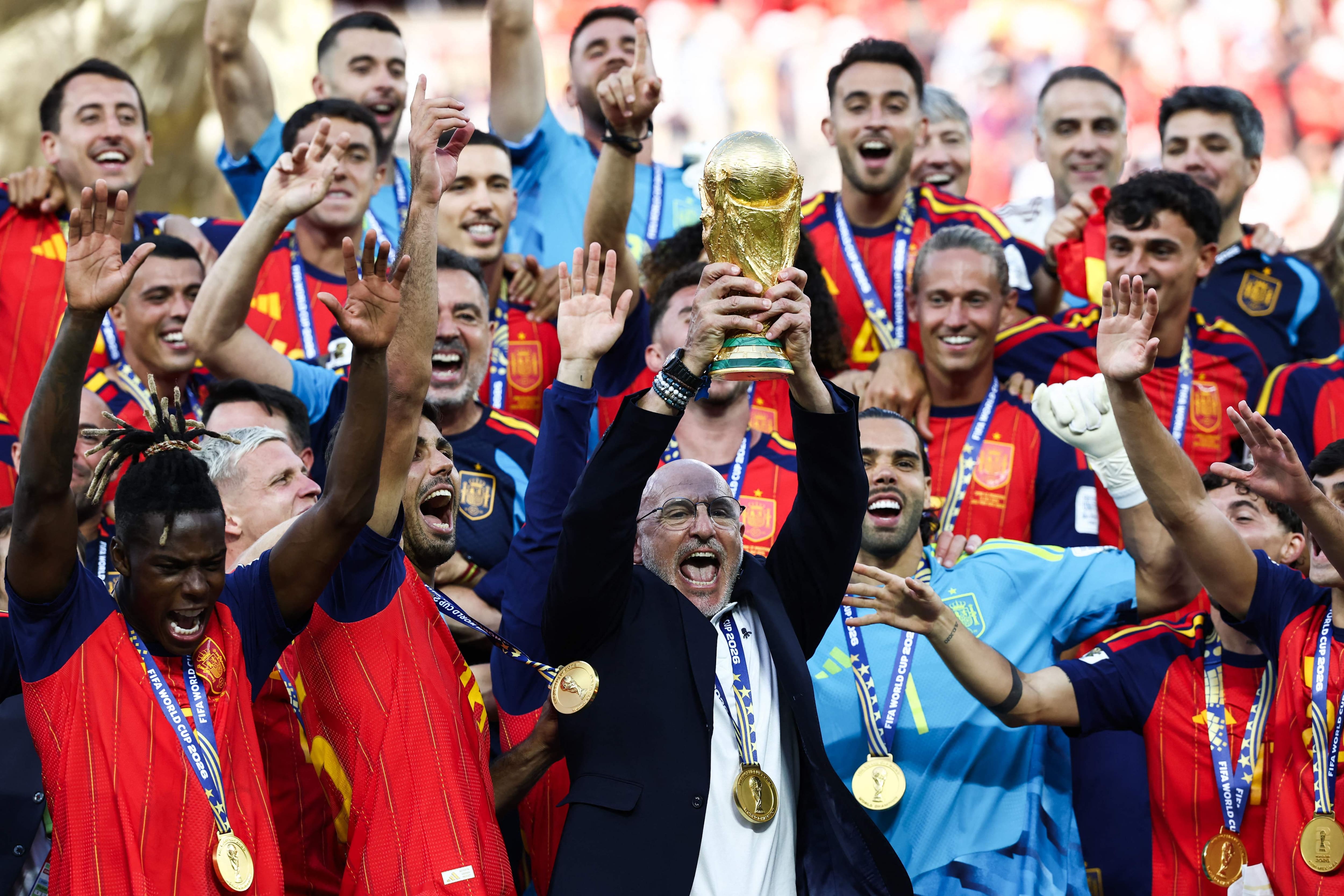 Le sélectionneur espagnol Luis De la Fuente a soulevé fièrement le précieux trophée entouré de ses joueurs.