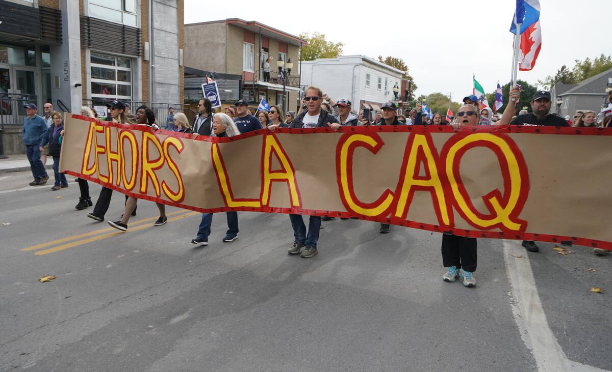 «Dehors la CAQ» des milliers de manifestants marchent à L'Assomption