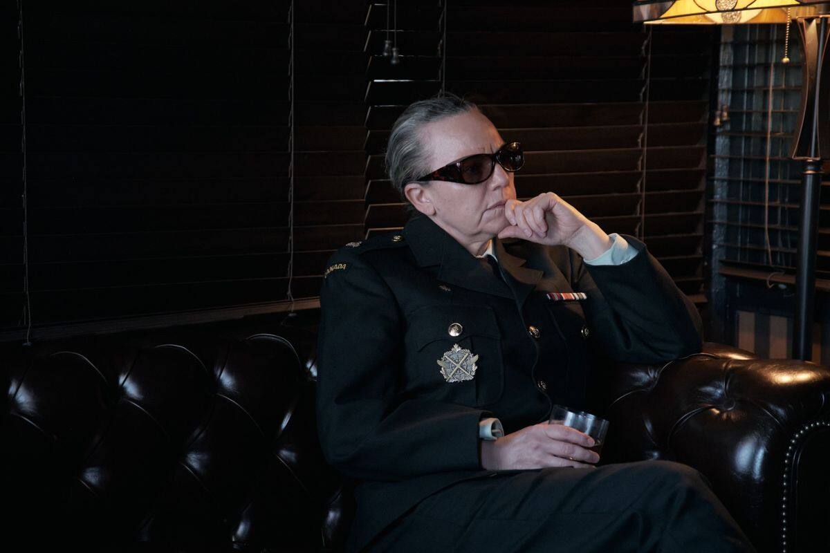 VID&Eacute;O | &laquo;J&rsquo;aimerais parfois dire quelque chose avec mes yeux en jouant, moi qui suis habitu&eacute;e ainsi, mais les verres les cachent&raquo; &ndash; Macha Limonchik &agrave; propos de son r&ocirc;le dans &laquo;Les armes&raquo;