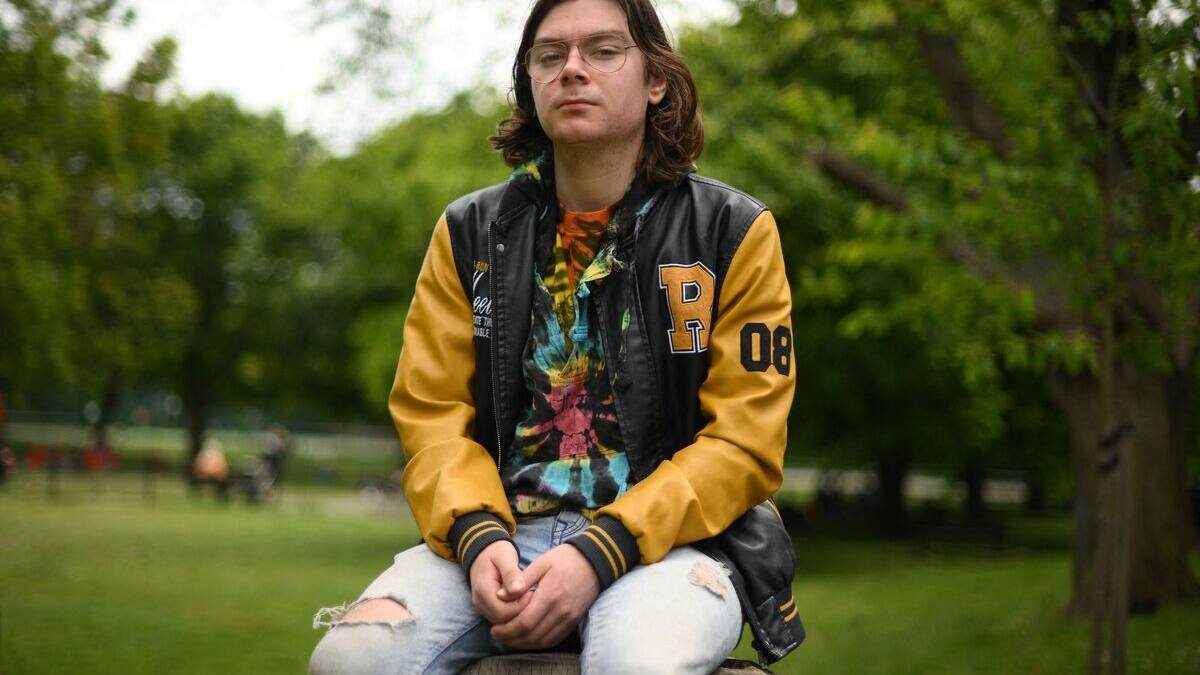 Deux militants écologistes se collent au cadre d’un Van Gogh à Londres