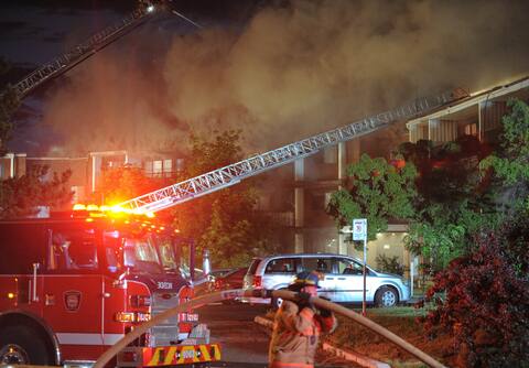The fire was very intense last night. 2. Despite the night, a large cloud of black smoke was visible nearby.