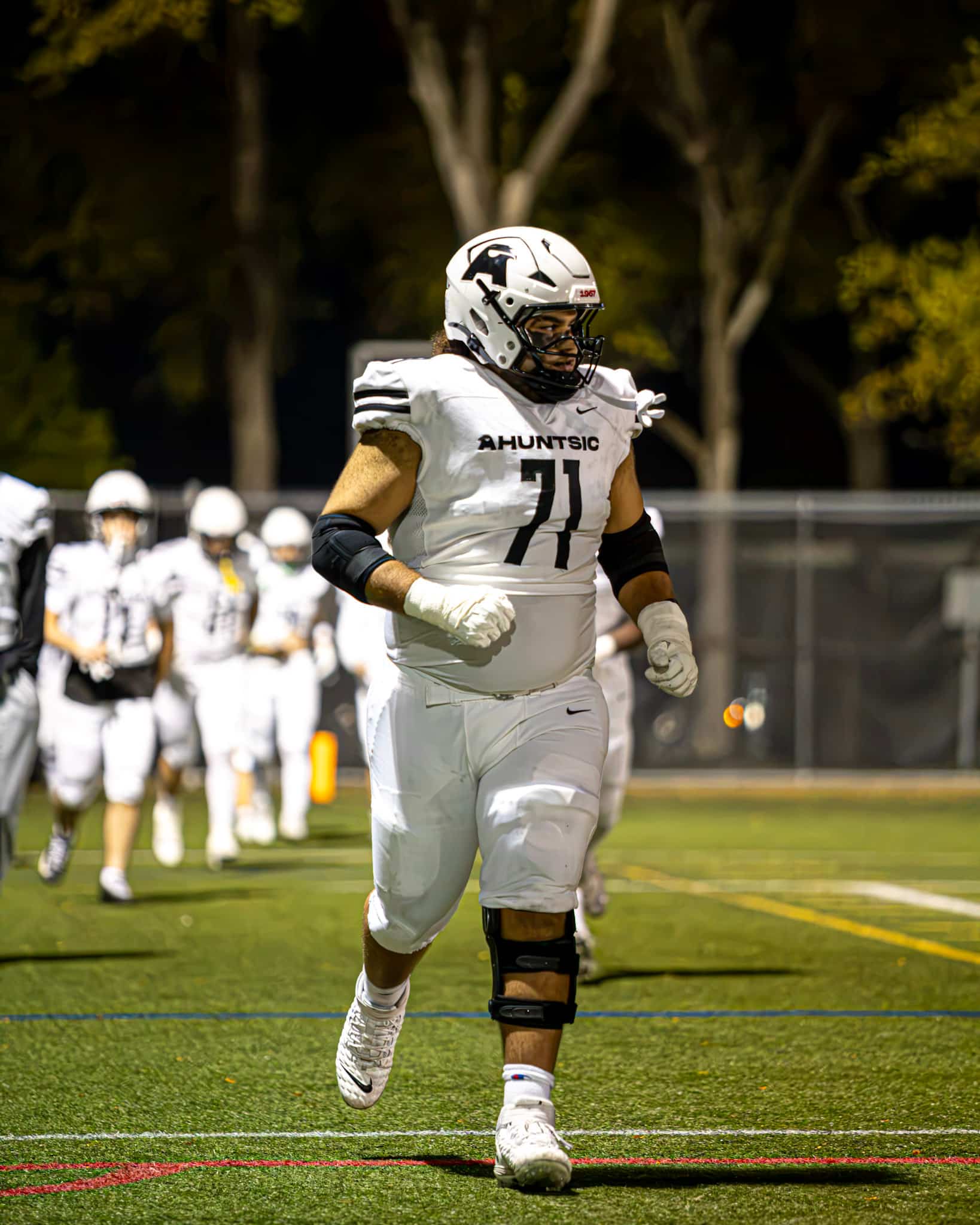 Le joueur de ligne offensive pour les Aigles du Collège Ahuntsic Khalil Hadji, vendredi dernier, lors du match contre le Cégep de Shawinigan, où il a subi une double fracture à la jambe droite.