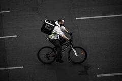 Frais de livraison: l’opposition ne fait pas confiance à Uber Eats et compagnie pour s’autoréglementer